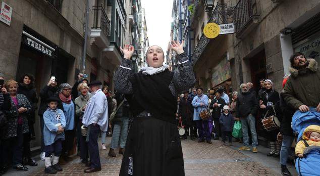 El coro ha animado la fría mañana en el Casco Viejo bilbaíno.