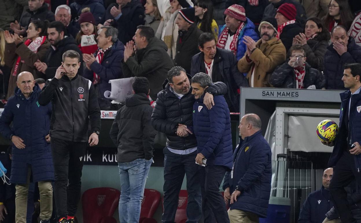 Sergio felicita a Valverde tras la victoria del Athletic. 