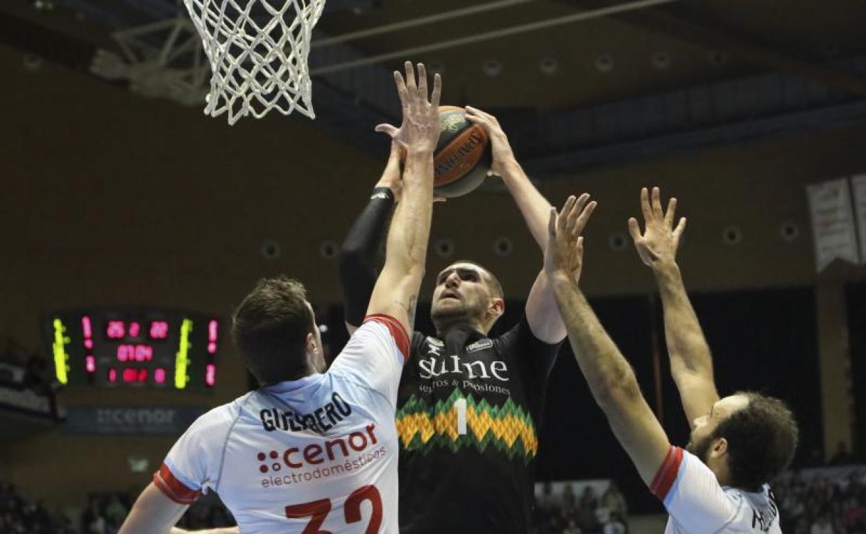 Jeff Withey lanza a canasta rodeados por dos jugadores del Obradoiro. 