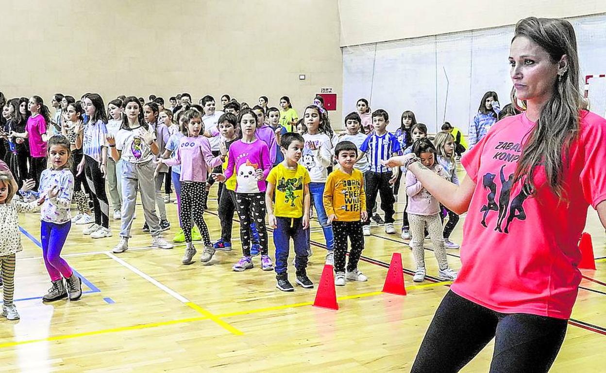 Ensayos de la coreografía de la comparsa de Zabalgana, formada hace un lustro con una gran acogida entre los más pequeños.