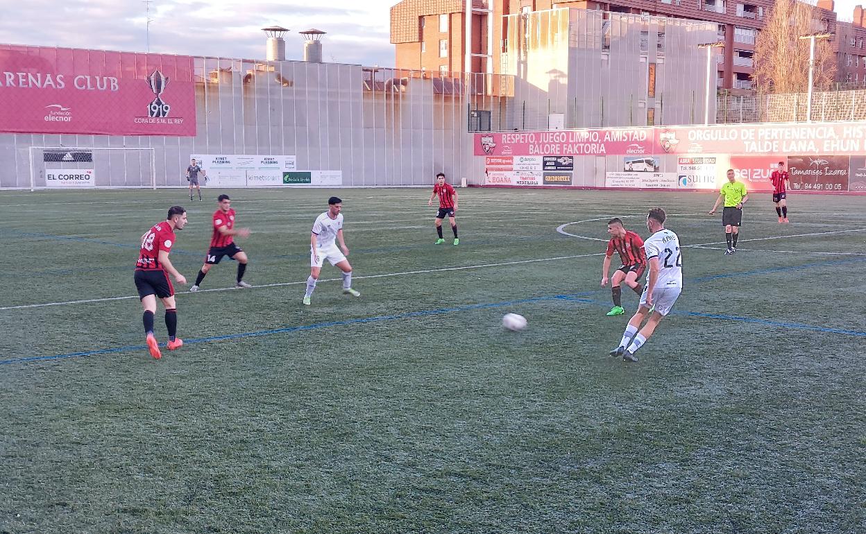 Maiso pasa a un compañero, rodeado de jugadores del Arenas, en el centro del campo. 