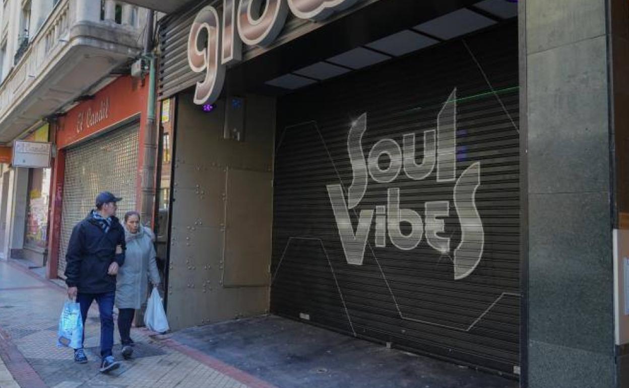 Acera de acceso a la discoteca donde se produjo la reyerta en la madrugada del sábado. 