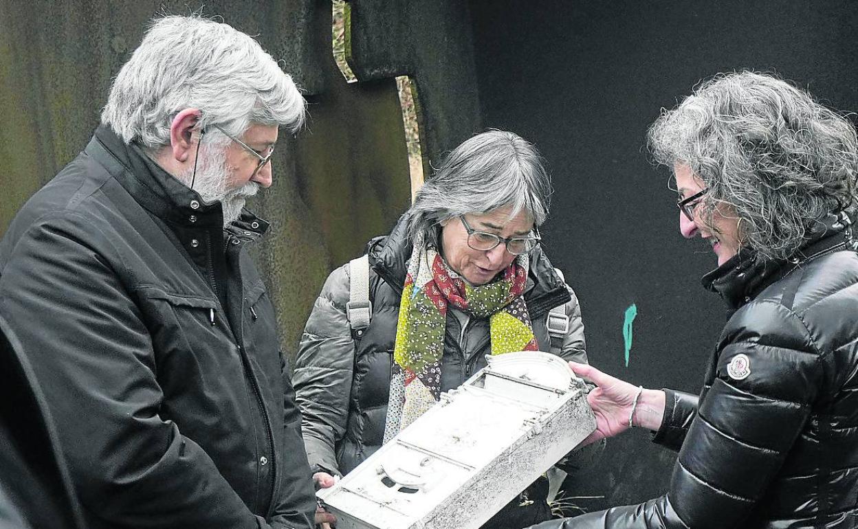 Maite y Estíbaliz entregan el Buzón de Joxeba a Domínguez. 