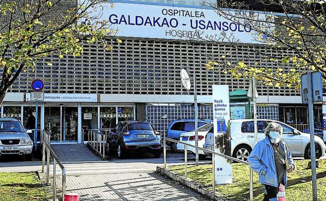 Entrada principal de las consultas externas del Hospital de Galdakao. 