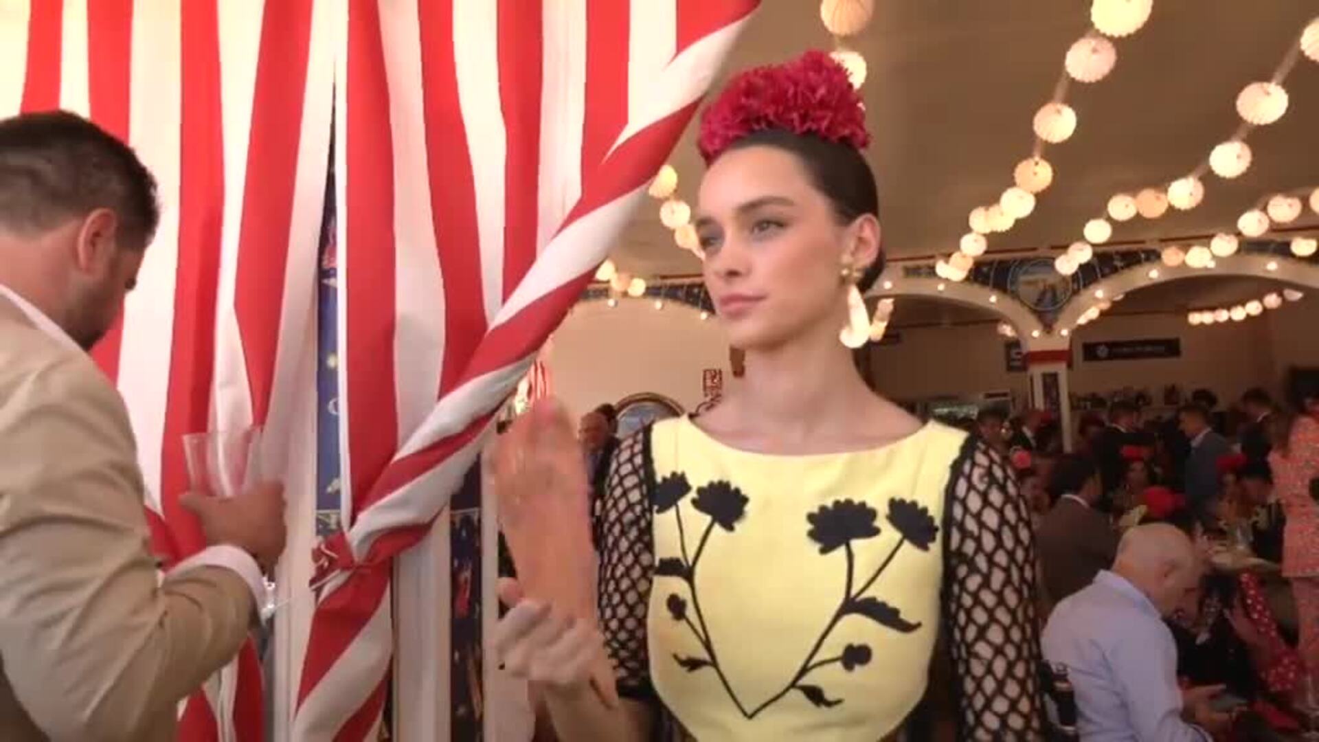 Los turistas disfrutan de la Feria de Abril de Sevilla a pesar del difícil acceso a las casetas