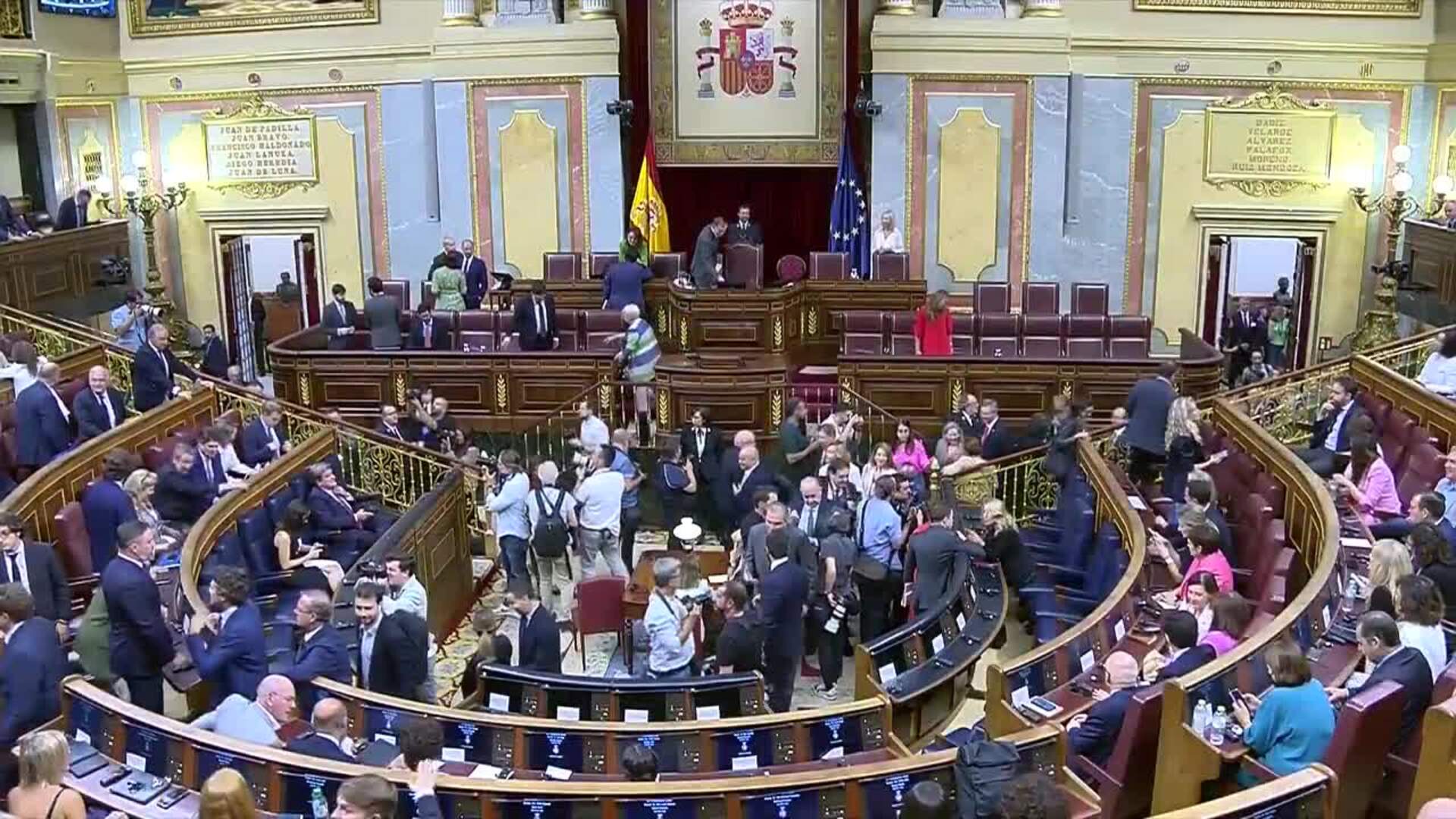 Ovación De La Bancada Popular A Feijóo A Su Llegada Al Hemiciclo El