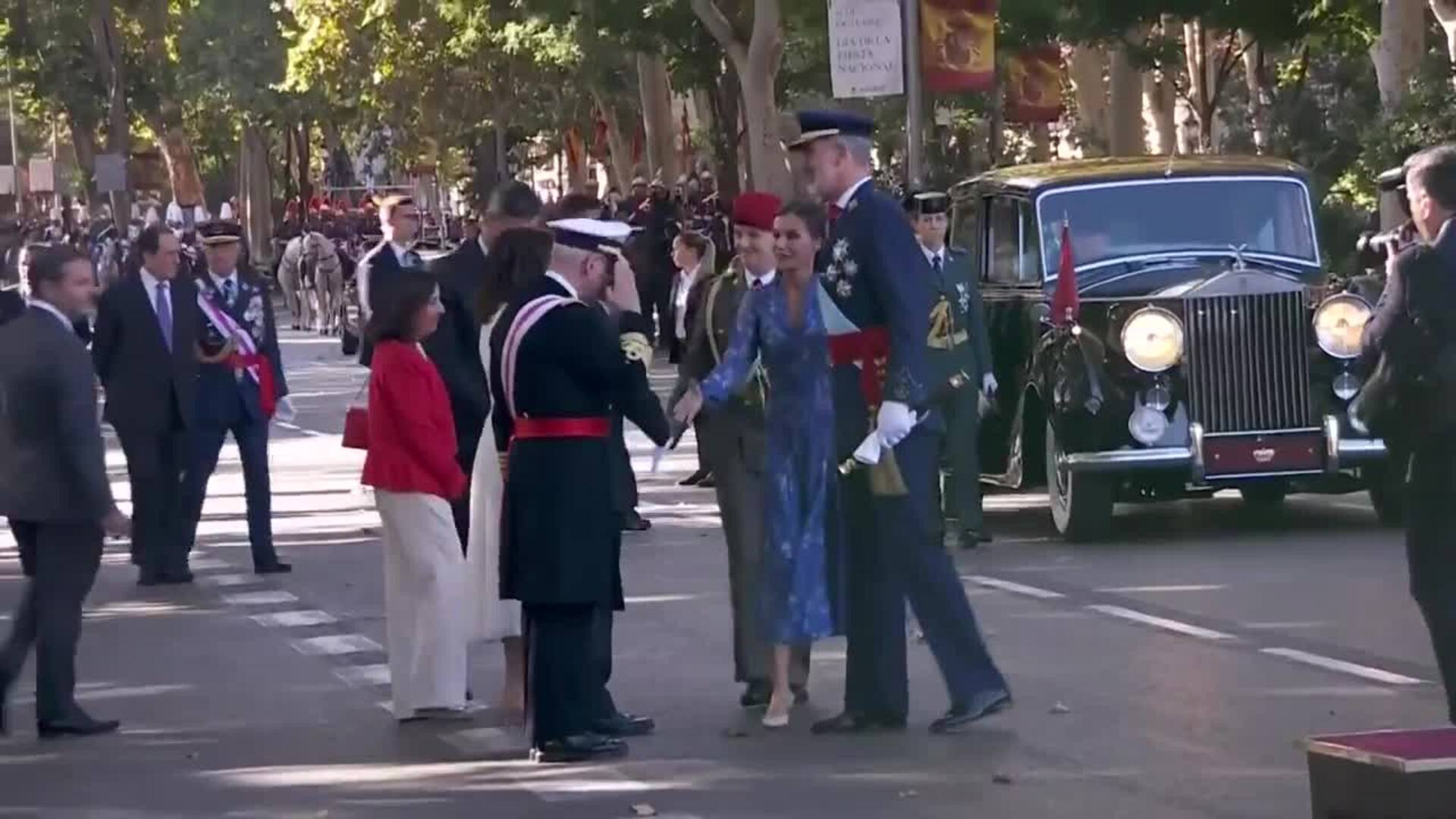 Pedro Sánchez recibe gritos de Que te vote Txapote en el desfile del de Octubre El Correo