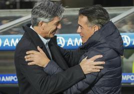 Imanol y Luis García se saludan afectuosamente antes del derbi.