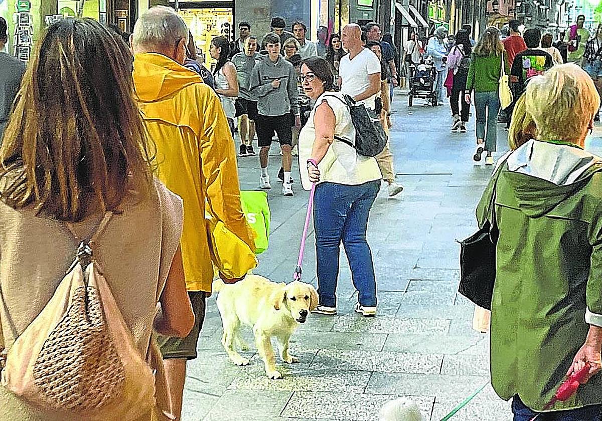 Vecinos y turistas pasean a sus perros por las calles del Casco Viejo de Bilbao.