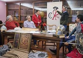 Ramón Jiménez, junto a miembros de la Asociación Histórica Vitoria 2013, señala el rostro de Carlos V en el cartel del 500 aniversario de la estancia del emperador en Vitoria.