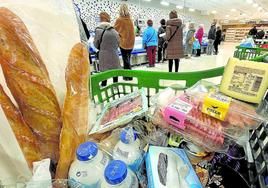 Algunos alimentos de la cesta de la compra siguen con los precios muy por encima que antes del inicio de la guerra y se espera que este año comiencen a remitir.
