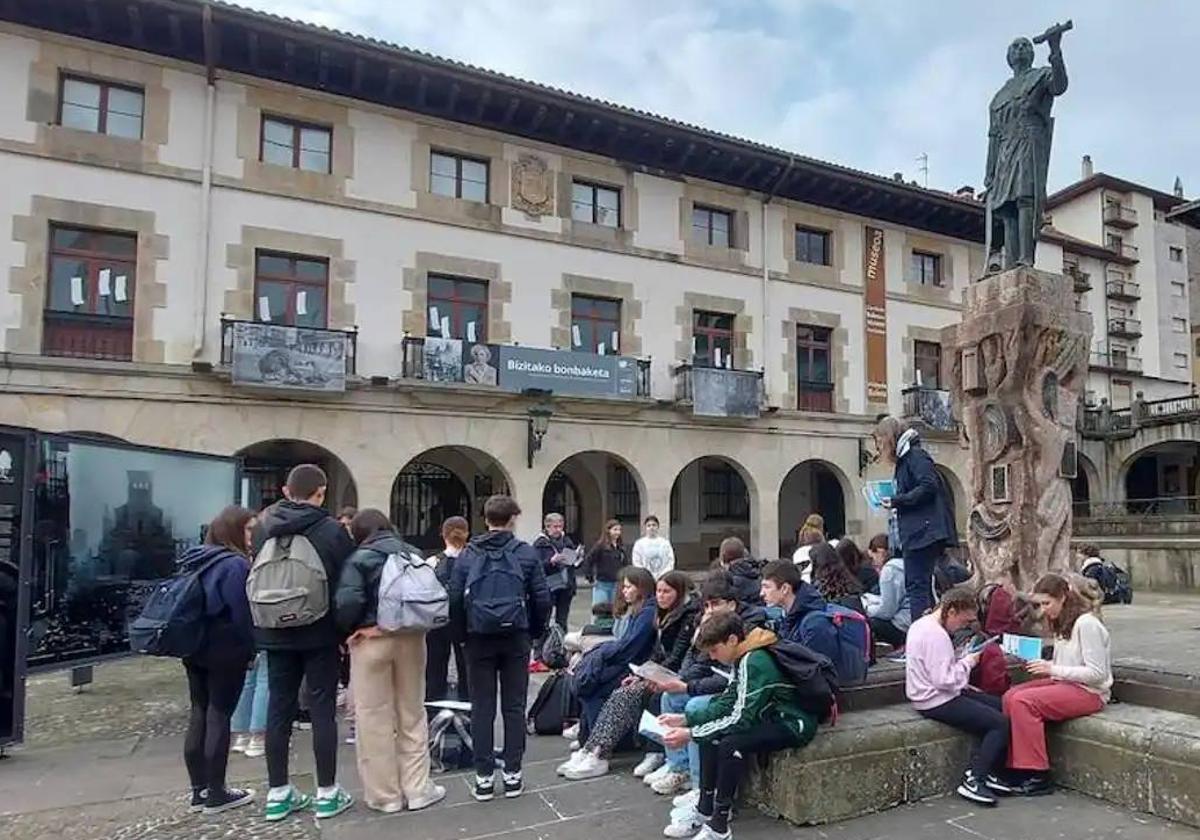 Más de 600 grupos de centros escolares de todo el mundo pasaron por el Museo de la Paz de Gernika, en 2023.