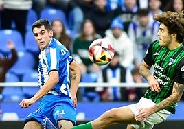 Mario Camero trata de interceptar un balón en el partido que enfrentó al Sestao River contra el Deportivo de la Coruña.