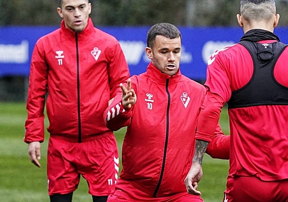 Aketxe se ejercita el martes en Atxabalpe. Detrás suyo Yanis Rahmani.