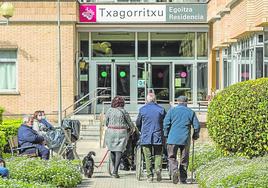 Un grupo de residentes frente al centro para personas mayores de Txagorritxu.