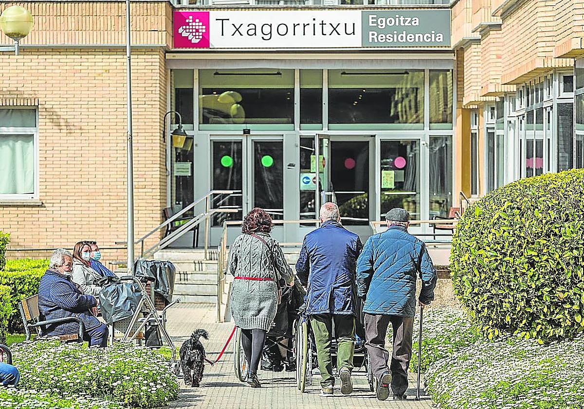 Un grupo de residentes frente al centro para personas mayores de Txagorritxu.