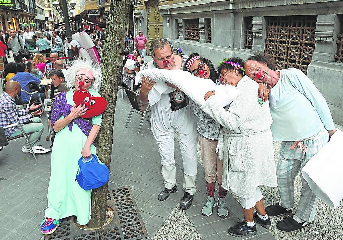 Vecinos de Abando durante una protesta en Ledesma contra el ruido nocturno que les impide el descanso.