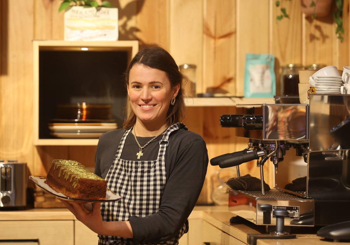 Dentro de un mercado y con mucho rollo: la nueva cafetería de Bilbao para tomar el 'brunch'. En la imagen, Ariane San Vicente posa con uno de sus bizcochos.