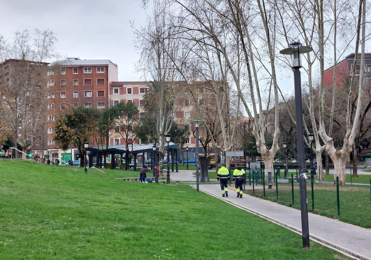 Entre el parque de Los Hermanos y la plaza adyacente el Consistorio sustituirá 46 luminarias.