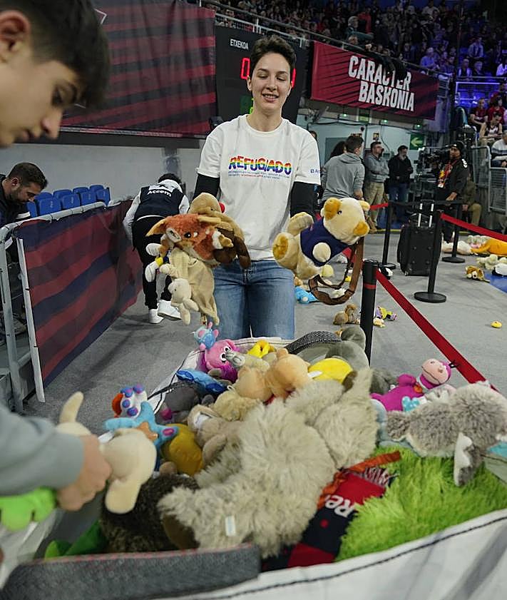 Imagen secundaria 2 - La campaña de recogida de recogida de peluches en el Buesa Arena. 