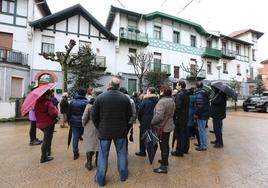 Imagen de archivo de un grupo de personas en una ruta para descubrir la arquitectura de la urbe.