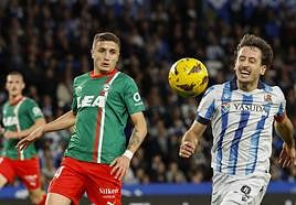 Tenaglia corre con Oyarzábal en el derbi ante la Real Sociedad.