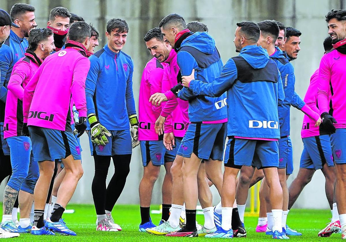 El buen ambiente impera en la plantilla rojiblanca, que se entrenó ayer en Lezama para ultimar los detalles del partido de esta tarde contra el Sevilla.