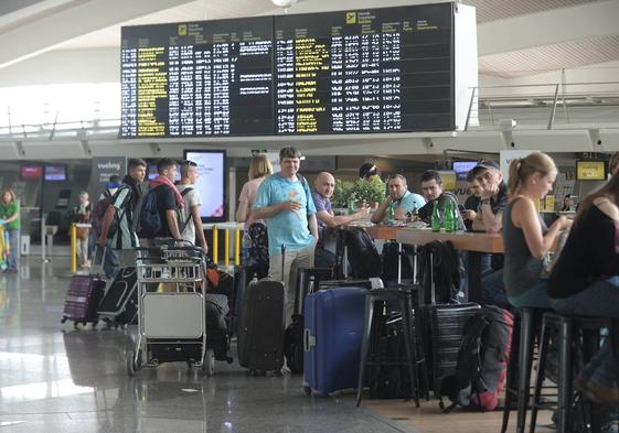 La huelga en los servicios de tierra de Iberia amenaza con dejar 70 aviones y 10.000 pasajeros en tierra en Loiu