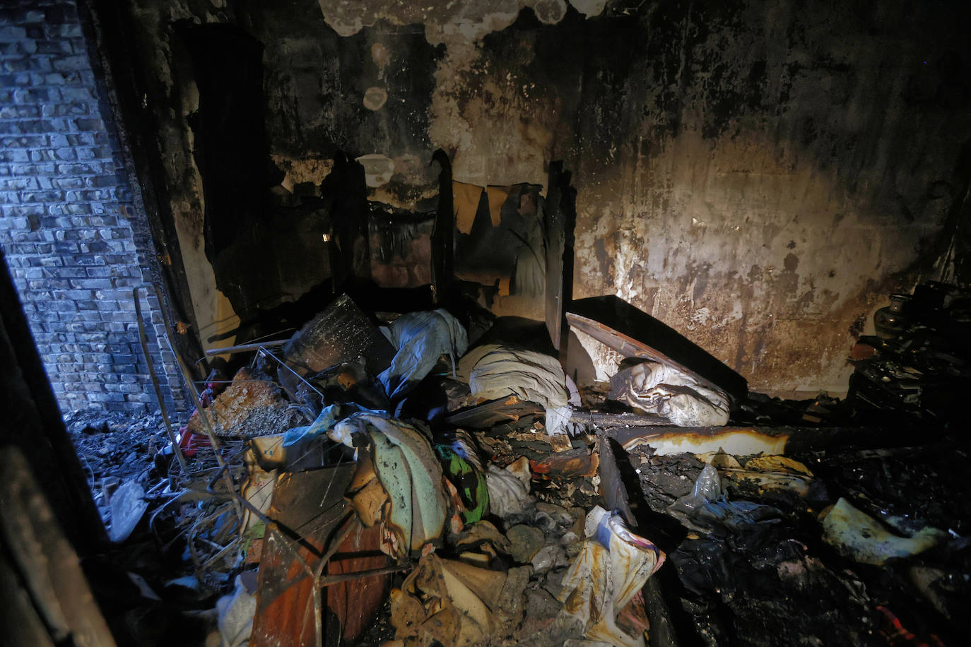 La vivienda calcinada en Rentería, desde dentro