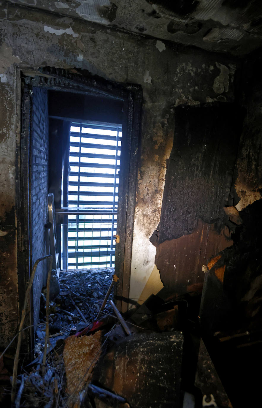 La vivienda calcinada en Rentería, desde dentro