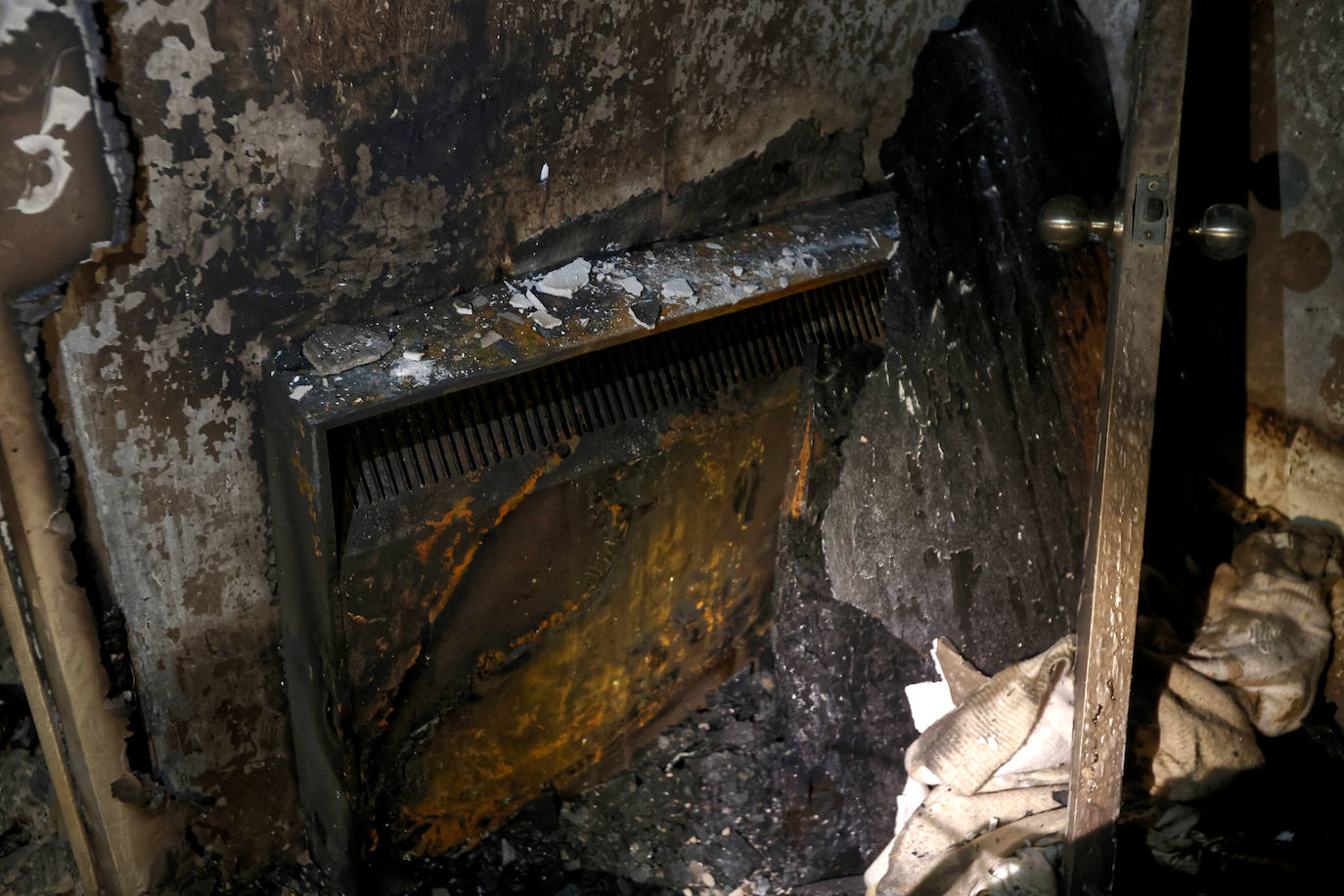 La vivienda calcinada en Rentería, desde dentro