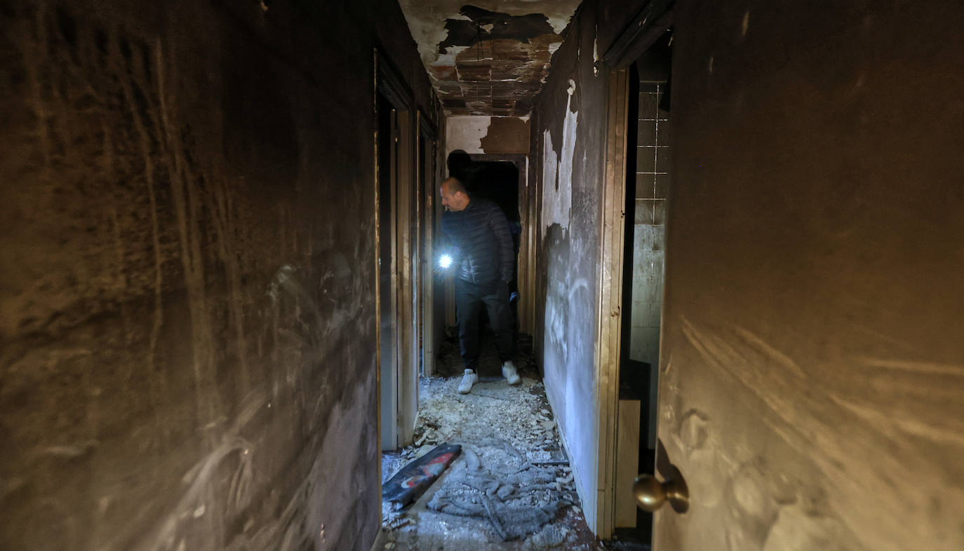 La vivienda calcinada en Rentería, desde dentro