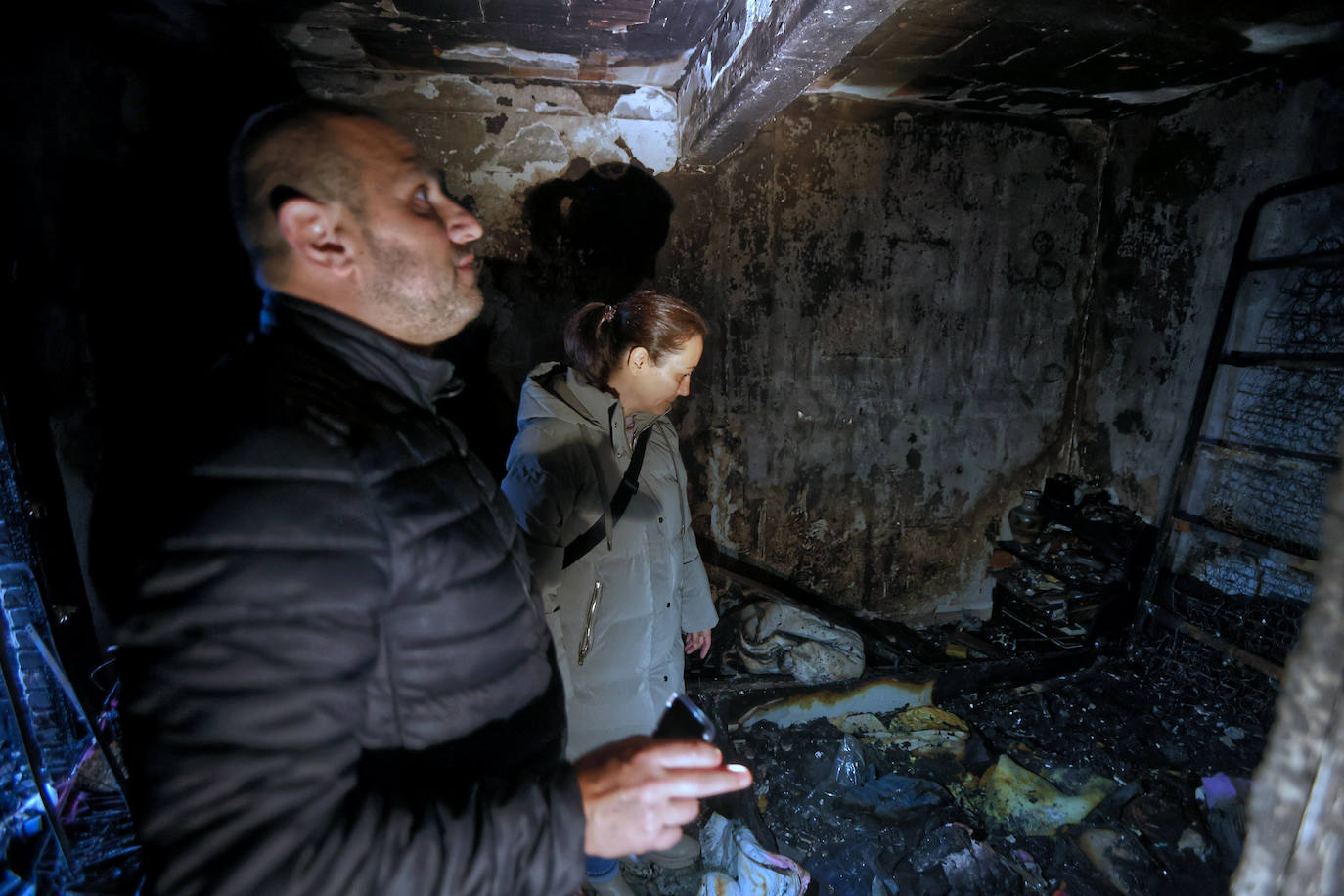 La vivienda calcinada en Rentería, desde dentro