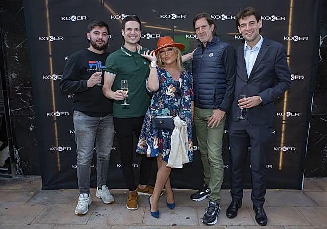 Lydia Lozano posa con varios seguidores durante la inauguración de Koker Ercilla.