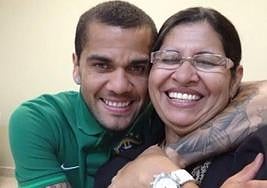 Alves, con su madre en una foto anterior a su detención.