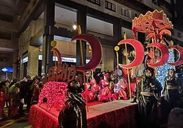 Imagen de archivo de la carroza de Melchor con varios niños sentados delante.