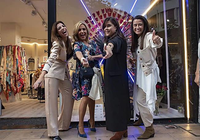 Lydia Lozano y el equipo de Koker posan durante la inauguración de la tienda de Ercilla en octubre de 2021.