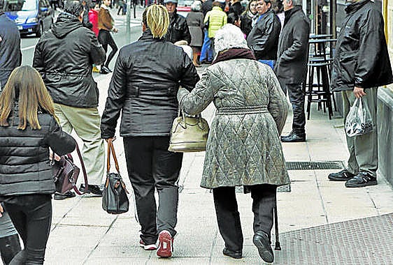 Mujer mayor y con pocos recursos, el perfil de las cuidadoras en Getxo