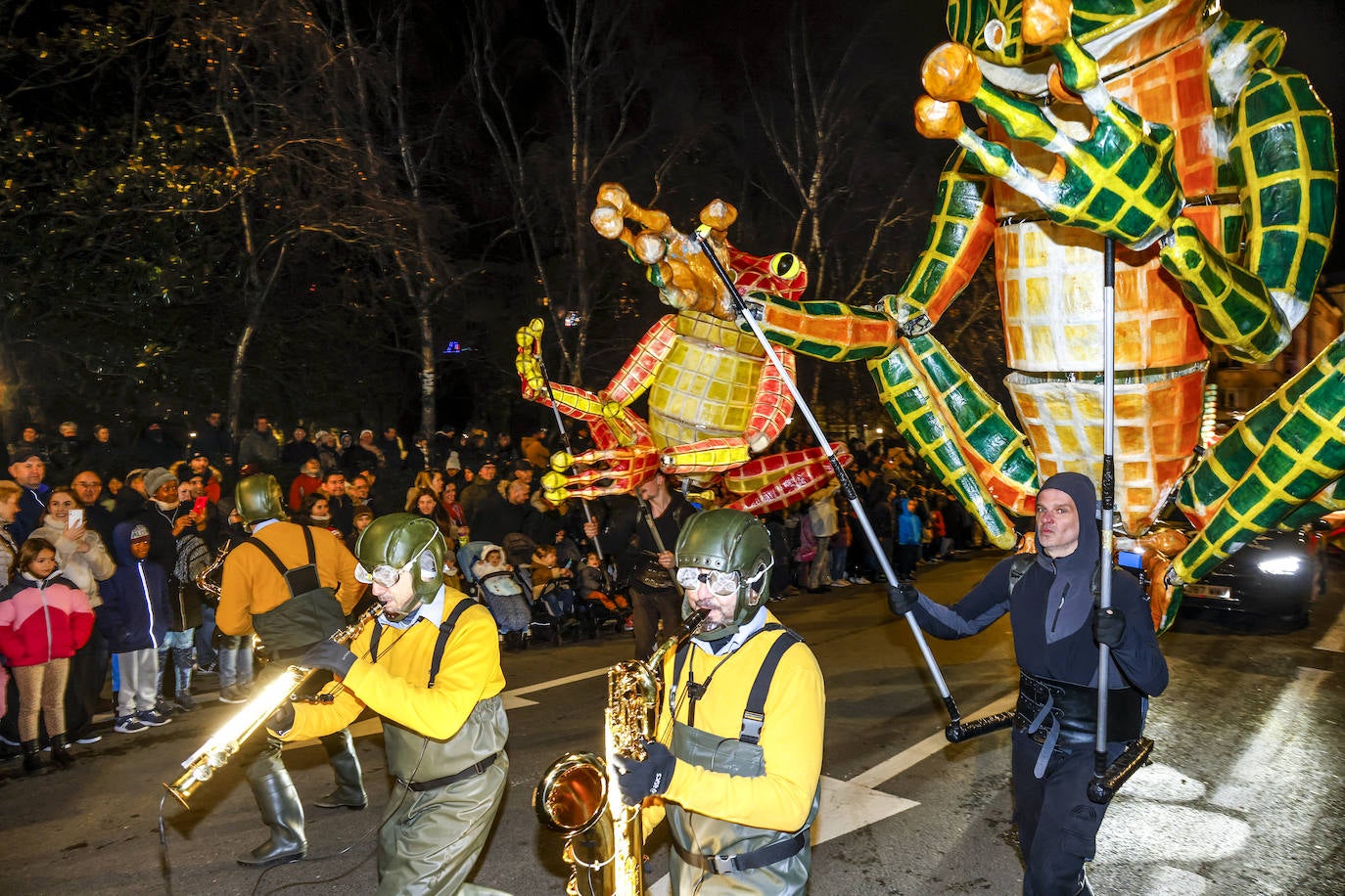 La Cabalgata de los Reyes Magos llena Vitoria de magia e ilusión