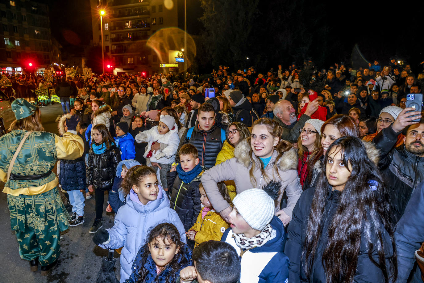 La Cabalgata de los Reyes Magos llena Vitoria de magia e ilusión