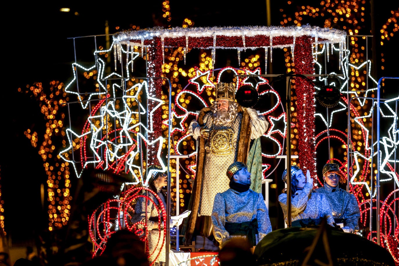 La Cabalgata de los Reyes Magos llena Vitoria de magia e ilusión