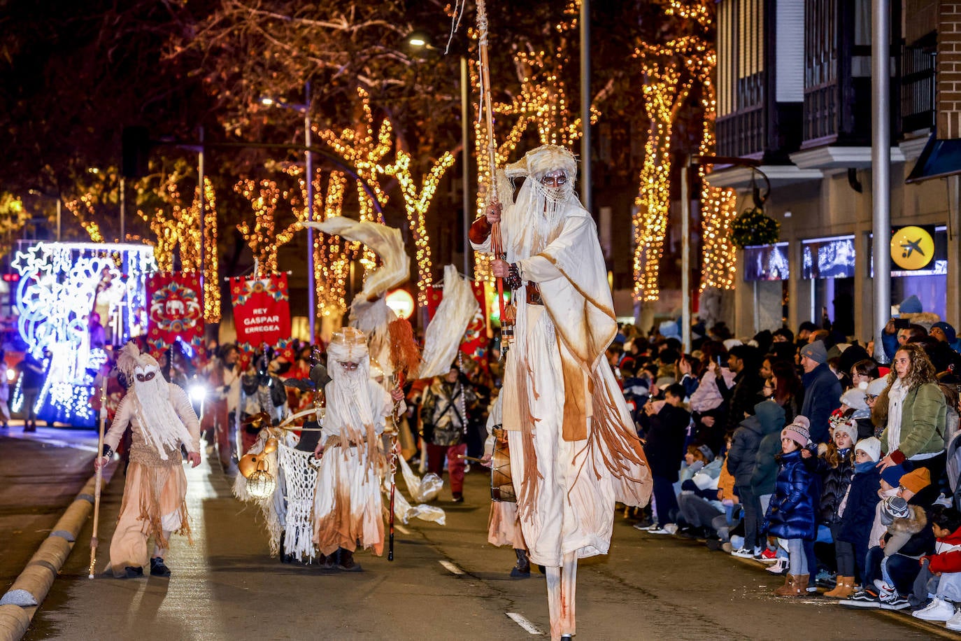 La Cabalgata de los Reyes Magos llena Vitoria de magia e ilusión