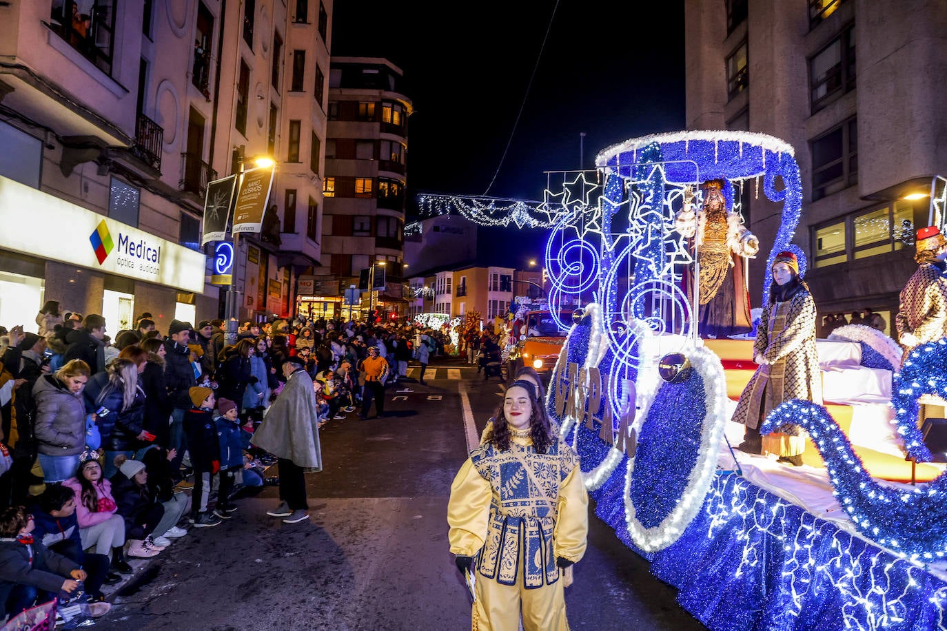 La Cabalgata de los Reyes Magos llena Vitoria de magia e ilusión