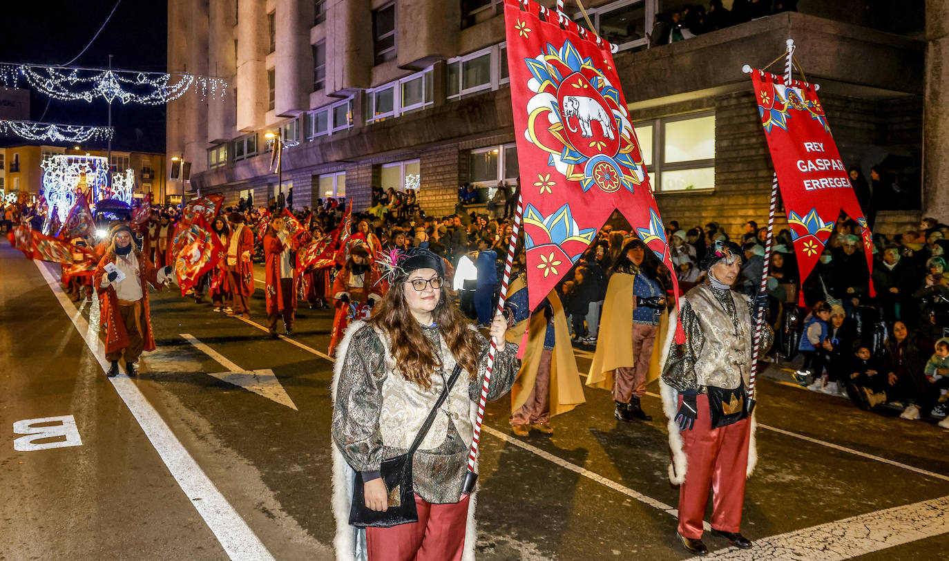 La Cabalgata de los Reyes Magos llena Vitoria de magia e ilusión