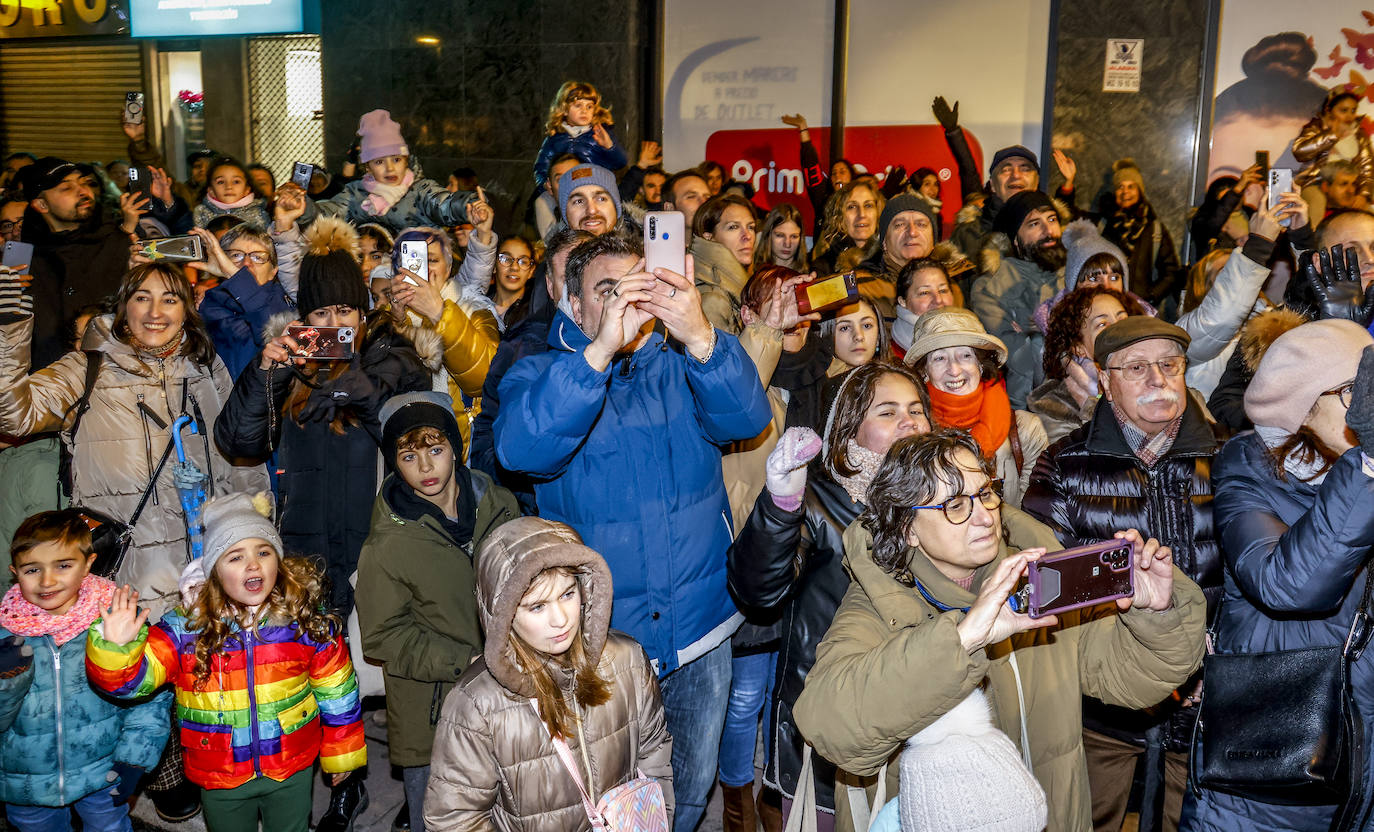 La Cabalgata de los Reyes Magos llena Vitoria de magia e ilusión