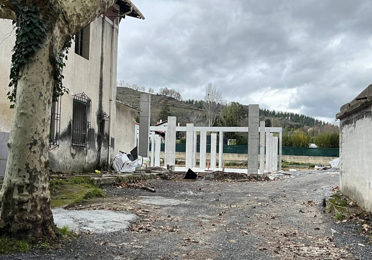 La estructura del nuevo centro de día ya asoma en la jardín de la Casa Landázuri de Amurrio.