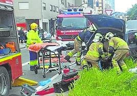 Los bomberos atienden un accidente que sucedió en 2023 en el barrio de Salburua.