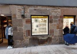 Dos vecinos de Durango observan la platería en el escaparate de una tienda en el Casco Viejo.