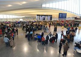 Largas colas en los puestos de facturación de Iberia, Vueling y Lufthansa, este viernes en el aeropuerto de Loiu.