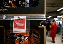 Imagen de una etiqueta denunciando los altos precios de los Doritos en un 'super' de París.